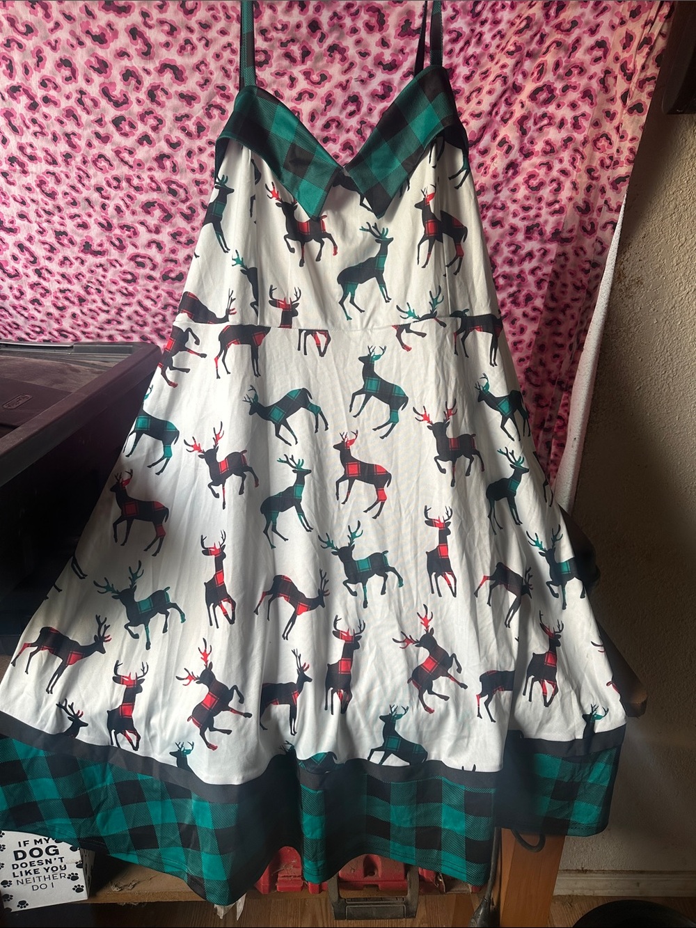Rosegal White A-Line Skirt with Green & Red Reindeer Print
